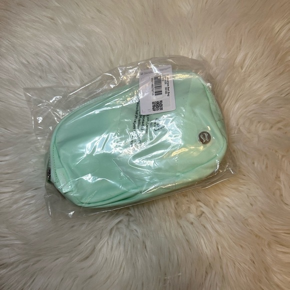 Lululemon Everywhere Belt Bag Mint Green - Picture 2 of 3